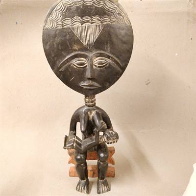 gammelt sort kvindefigur skulptur afrikansk
